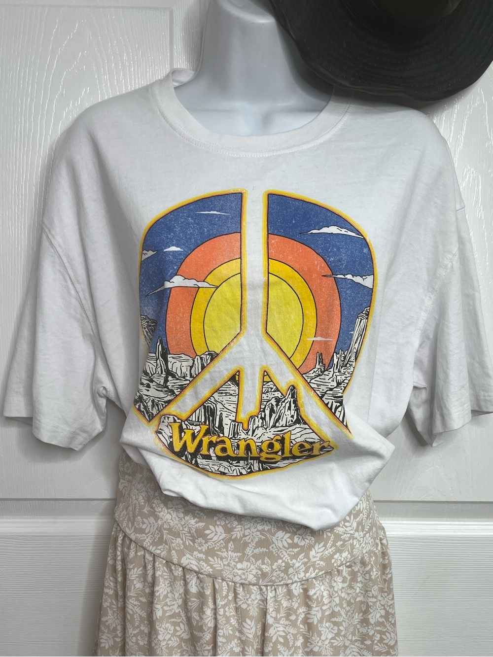 Wrangler White Graphic Tee with Retro Peace Sign All Cotton Size Medium Unisex